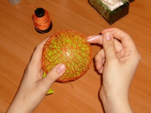новогодний ниточный шар